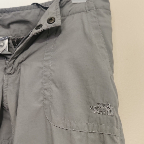 The North Face Gray Cargo Shorts Lightweight Roll-Up - Picture 2 of 4